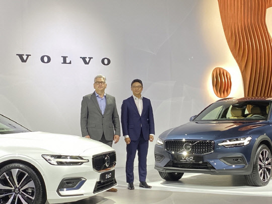 닉 코너(왼쪽) 볼보 아시아태평영(APEC) 총괄 사장과 이윤모 볼보코리아자동차 대표가 27일 서울 중구 웨스틴조선호텔에서 열린 S60·V60 CC 론칭 행사에 참석해 기념사진을 찍고 있다. 장우진 기자